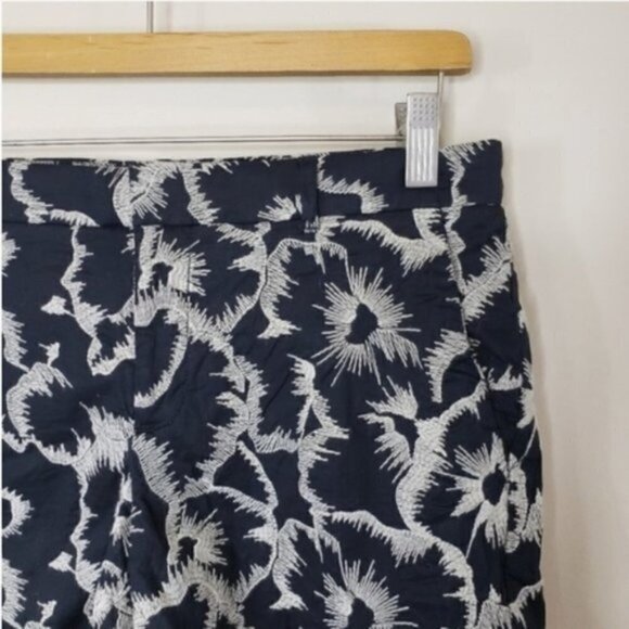 Banana Republic | Black & Tan Floral  Embroidered Shorts Size 2 - Picture 2 of 4